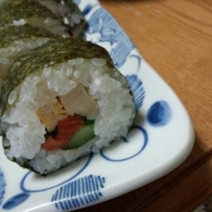 恵方巻き、作りました！食べにくいので、切ってしまいましたが…美味しかったですよ！ごちそうさまでした☆